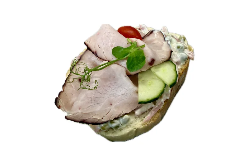 Moravské mäso chlebíček so šalátom